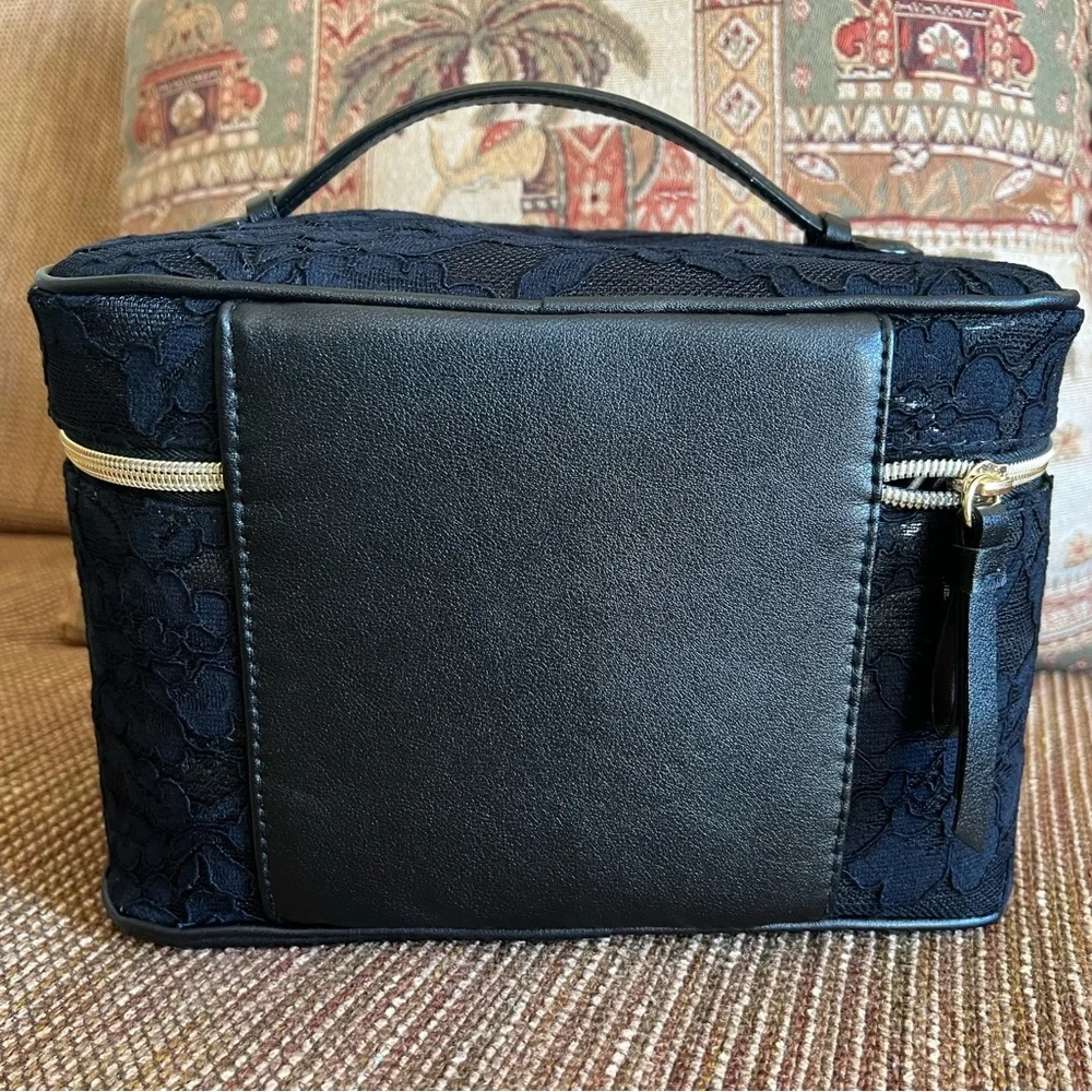 ✅Victoria's Secret - Black Floral Lace Cosmetic Travel Bag! - Picture 4 of 6